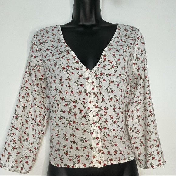 Forever 21 Floral button blouse. M - Picture 6 of 6